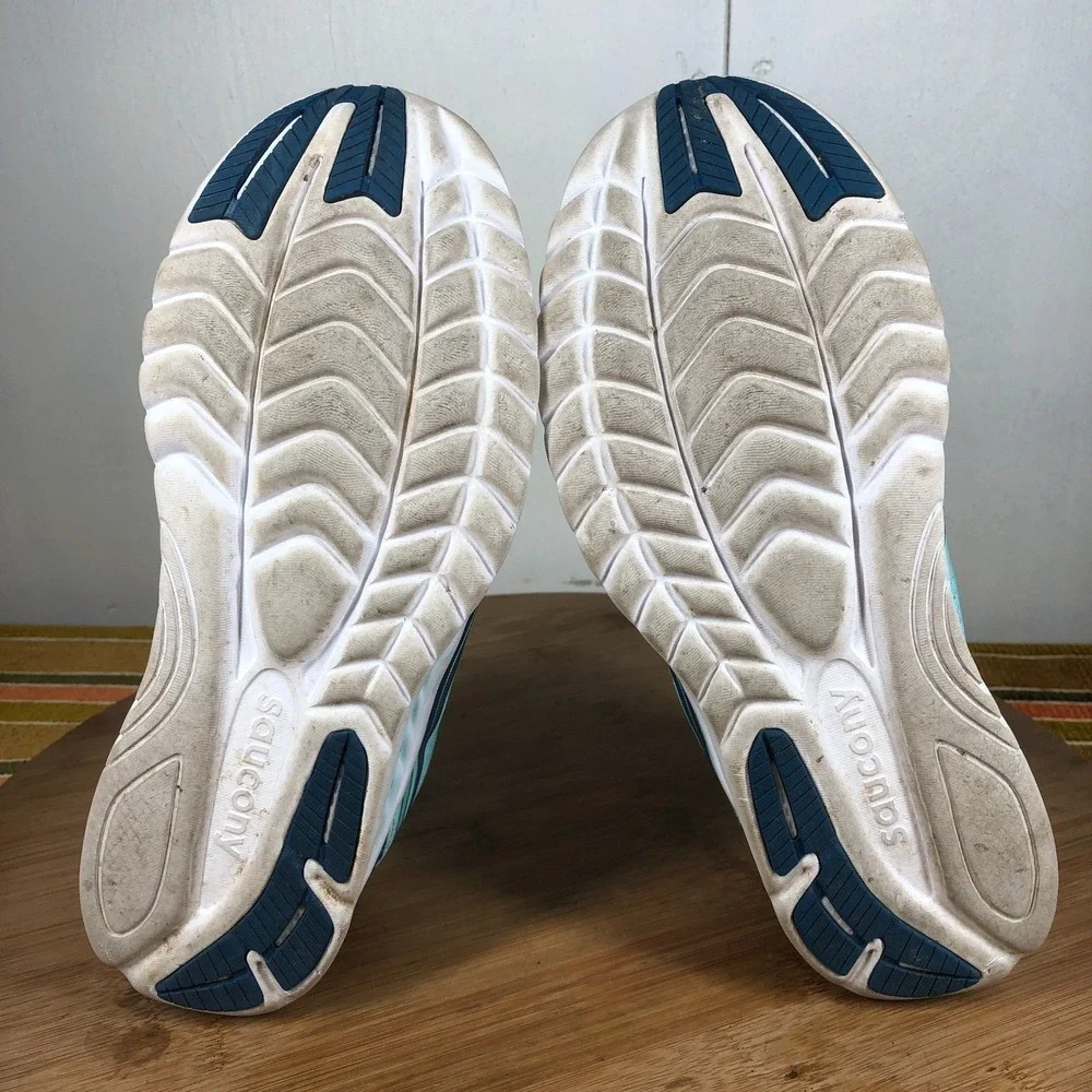 Saucony Kinvara 11 Womens size 9 shoes blue athletic running sneakers